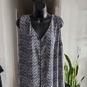 Worthington Black and White Patterned Sleeveless V-Neck Blouse
